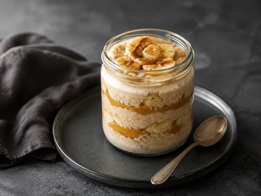 Overnight oats de banana, maní y canela